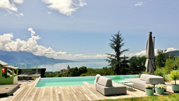 High standing property with swimming pool and panoramic view of the lake 