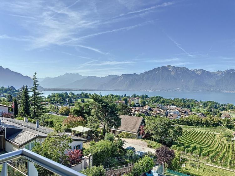 Twin villa of 5.5 rooms, with panoramic view of the lake and the Alps!