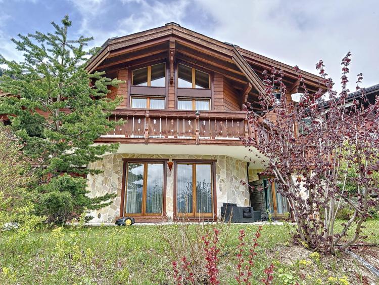 Magnificent chalet just a stone's throw from the center of the Anzère resort
