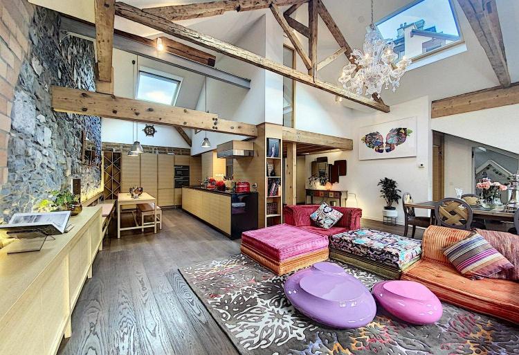 Sublime duplex apartment with character located in the city center 