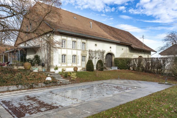 Magnificent renovated 9.5 room farmhouse 10 minutes from Yverdon