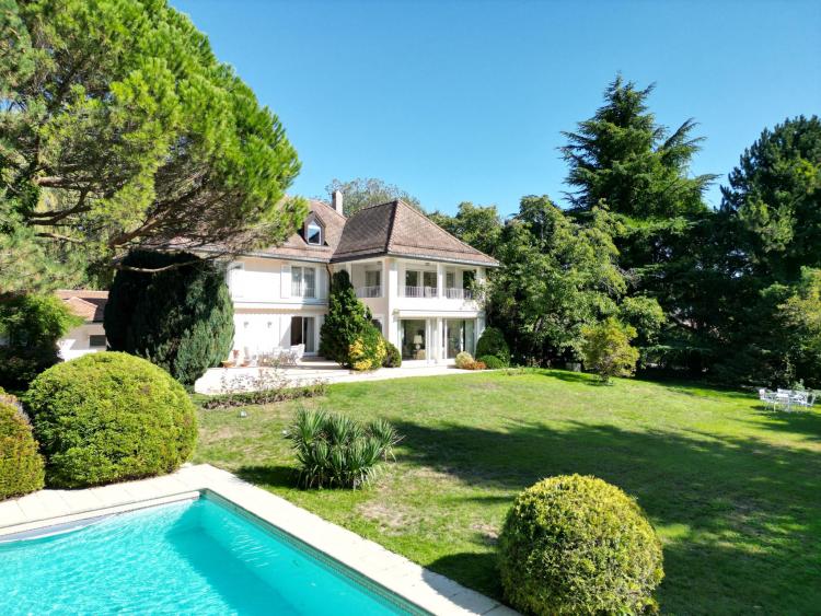 Elegant detached villa with swimming pool