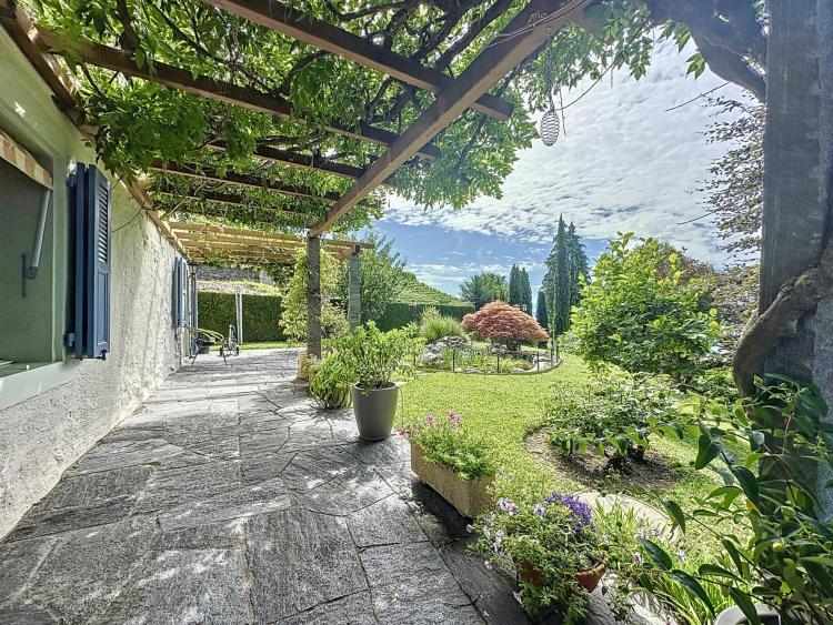 In the heart of the vineyards: Villa with a panoramic view.