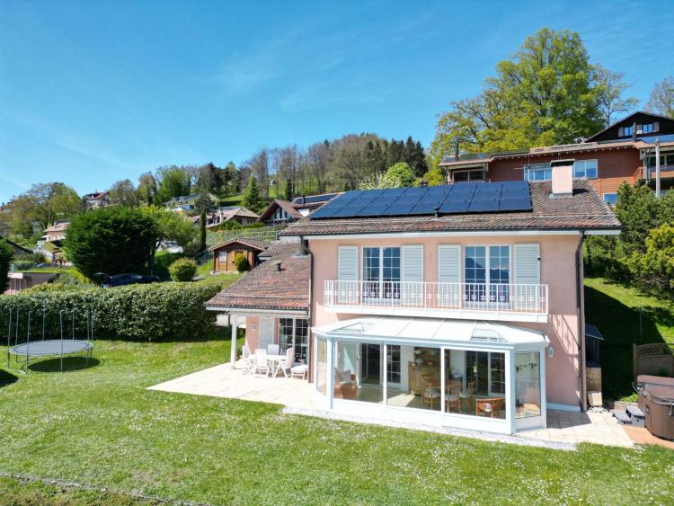 Detached house of 230m² with breathtaking views of the lake