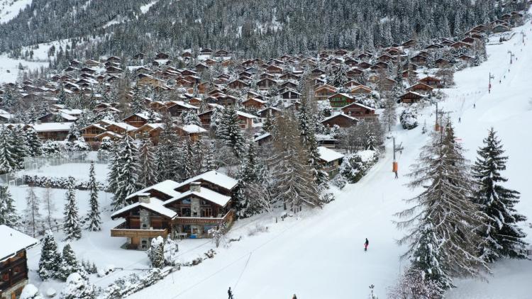 EXCEPTIONAL AND RARE LOCATION ON THE SLOPES OF LE ROUGE 