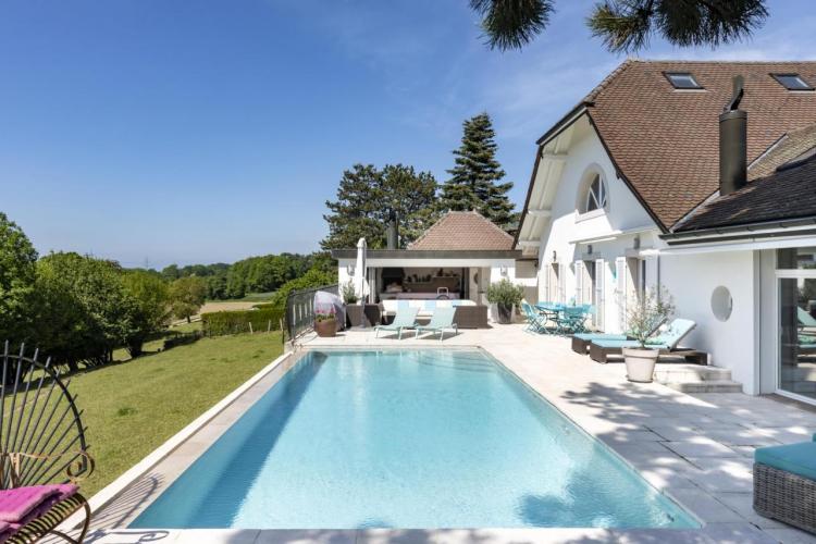 15 minutes from Lausanne city center: In absolute calm, 450 m² mansion