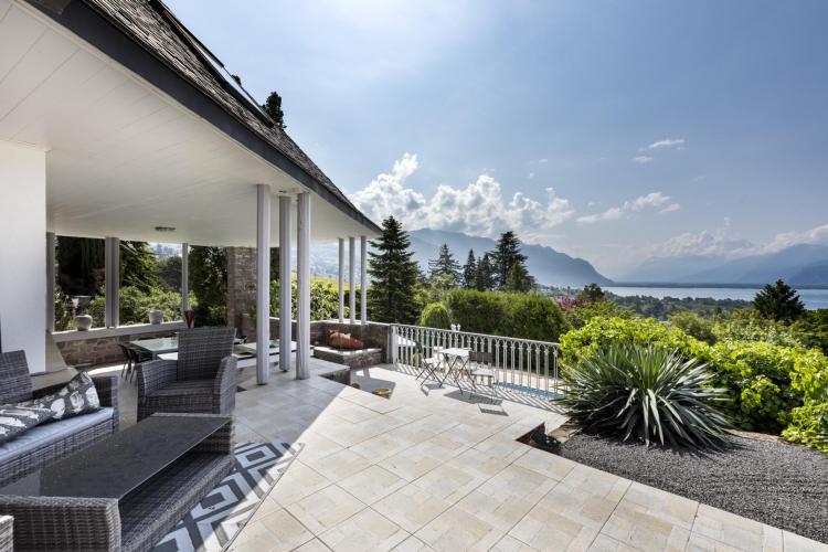 Magnificent 10-room property with lake and mountain views